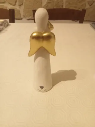 Statuetta angelo bianco con dettagli oro