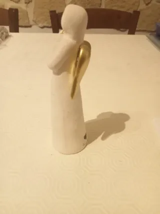 Statuetta angelo bianco con dettagli oro