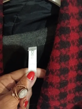 Giacca a quadri rossa e nera