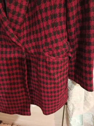 Giacca a quadri rossa e nera