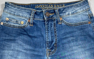 Jeans azules ajustados para hombre.