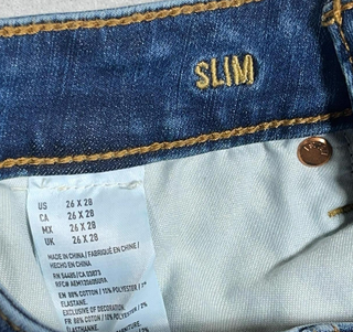 Jeans azules ajustados para hombre.