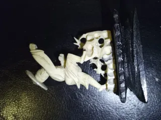 Statuina in osso intagliato