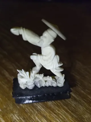 Statuina in osso intagliato