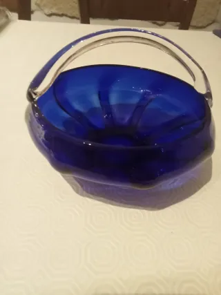 Centrotavola in vetro blu con manico