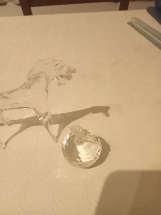 Oggetti in vetro: cavallo, balena, mela