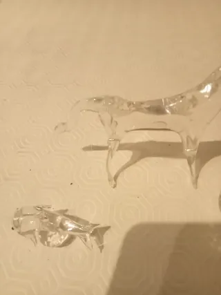 Oggetti in vetro: cavallo, balena, mela