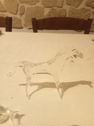 Oggetti in vetro: cavallo, balena, mela
