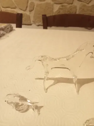 Oggetti in vetro: cavallo, balena, mela