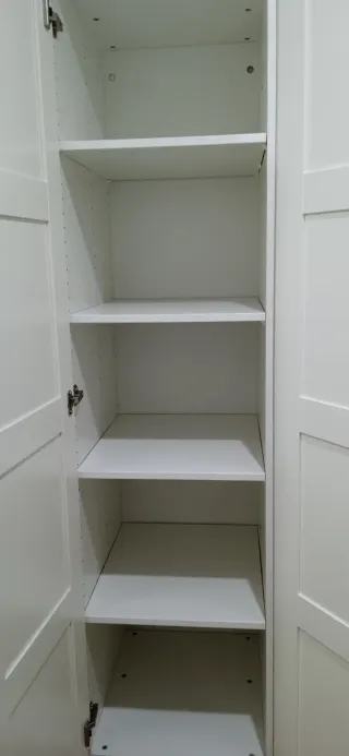 Armario blanco de madera