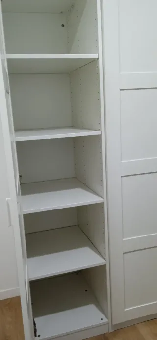 Armario blanco de madera