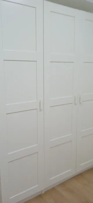 Armario blanco de madera