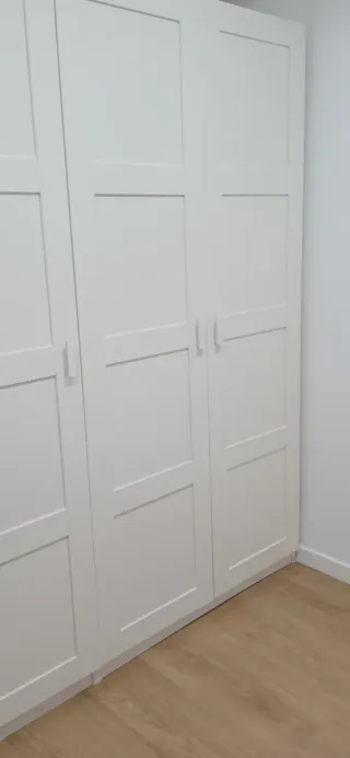 Armario blanco de madera