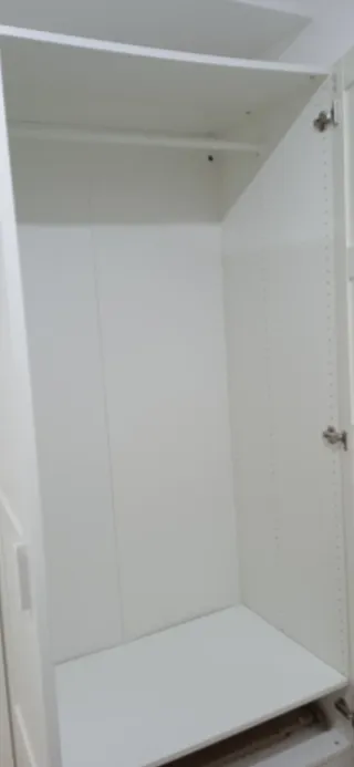 Armario blanco de madera