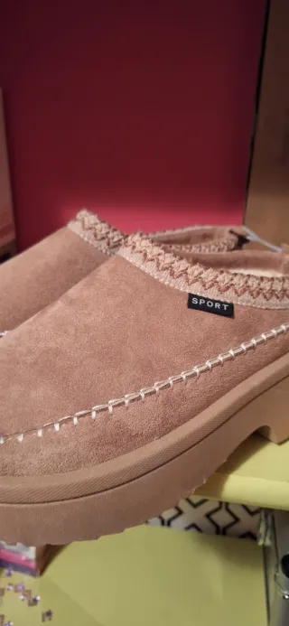 Zuecos de ante beige