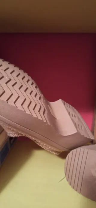 Zuecos de ante beige