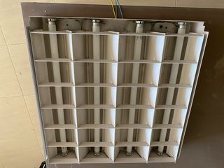 39 Pantallas fluorescentes de techo 60x60 8€ unid