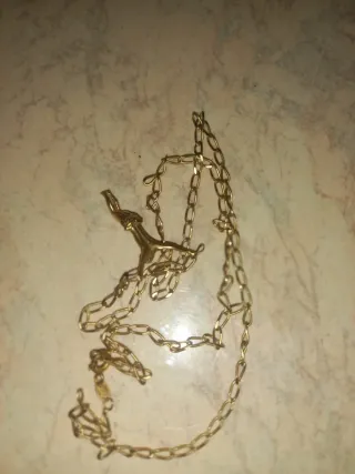 Cadena de oro con crucifijo