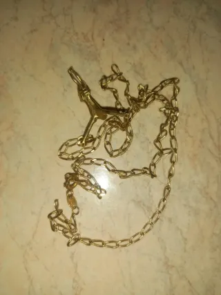 Cadena de oro con crucifijo