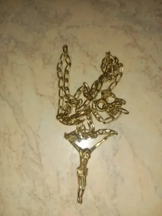 Cadena de oro con crucifijo