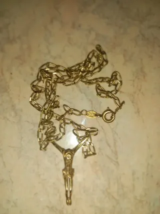 Cadena de oro con crucifijo