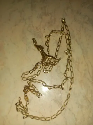 Cadena de oro con crucifijo