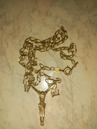 Cadena de oro con crucifijo