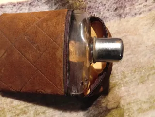 Fiaschetta della Grappa portaoggetti in camoscio
