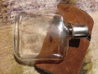 Fiaschetta della Grappa portaoggetti in camoscio