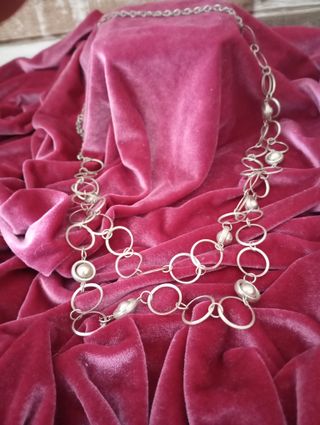 Collar largo plateado con eslabones circulares