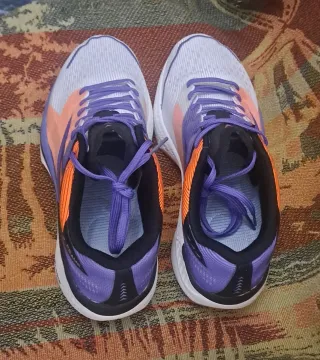 Zapatillas deportivas running moradas y naranjas