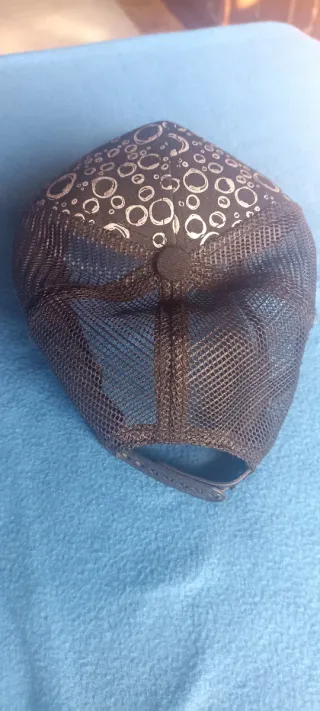 Gorra Converse con círculos blancos