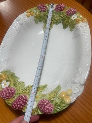 Fuente de porcelana con frutas y flores