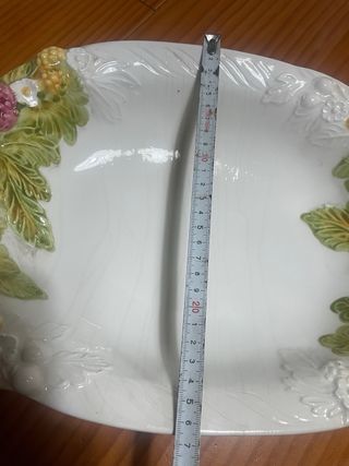 Fuente de porcelana con frutas y flores