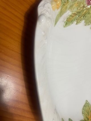 Fuente de porcelana con frutas y flores