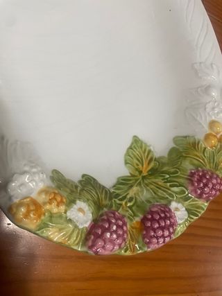 Fuente de porcelana con frutas y flores