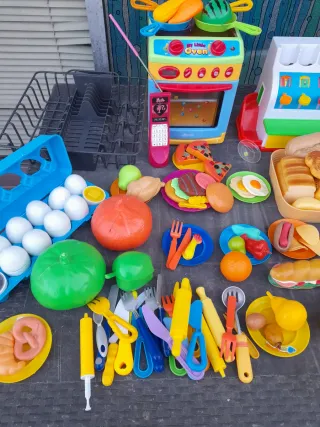 Cocinita de madera con accesorios