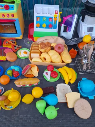Cocinita de madera con accesorios