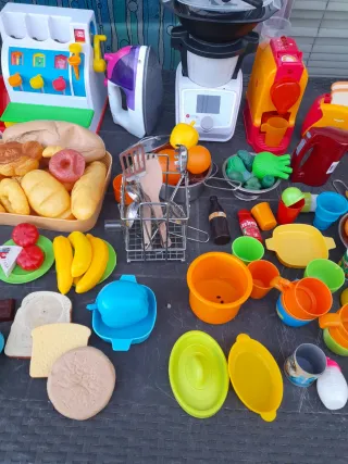 Cocinita de madera con accesorios