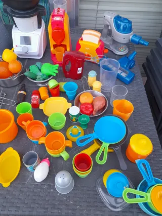 Cocinita de madera con accesorios