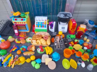 Cocinita de madera con accesorios