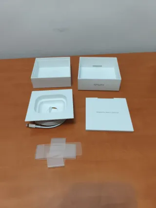 Caja AirPods Apple y cable de carga originales