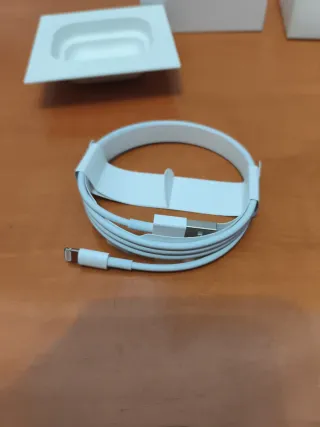 Caja AirPods Apple y cable de carga originales