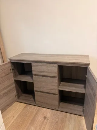 Armario de madera con cajones y puertas