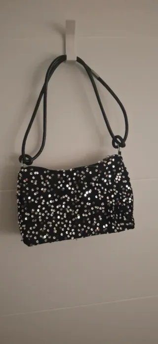 Bolso de lentejuelas negro y plateado