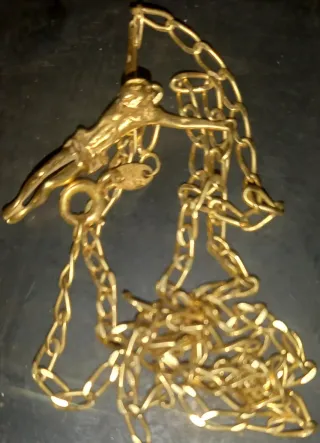 Cadena de oro con crucifijo