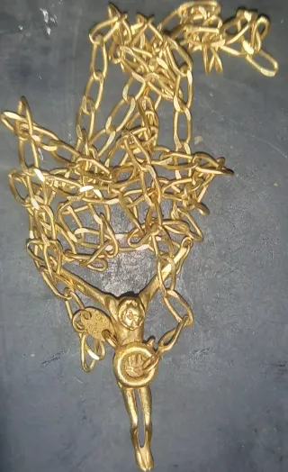 Cadena de oro con crucifijo