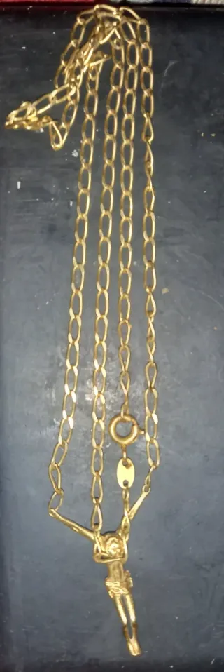 Cadena de oro con crucifijo
