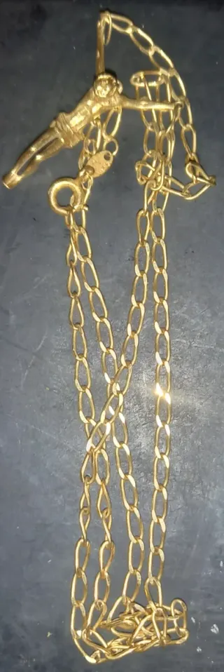 Cadena de oro con crucifijo