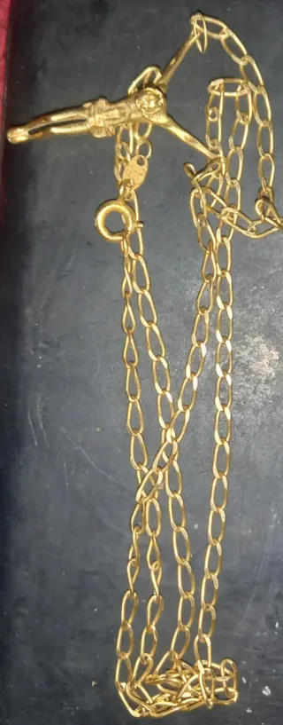 Cadena de oro con crucifijo